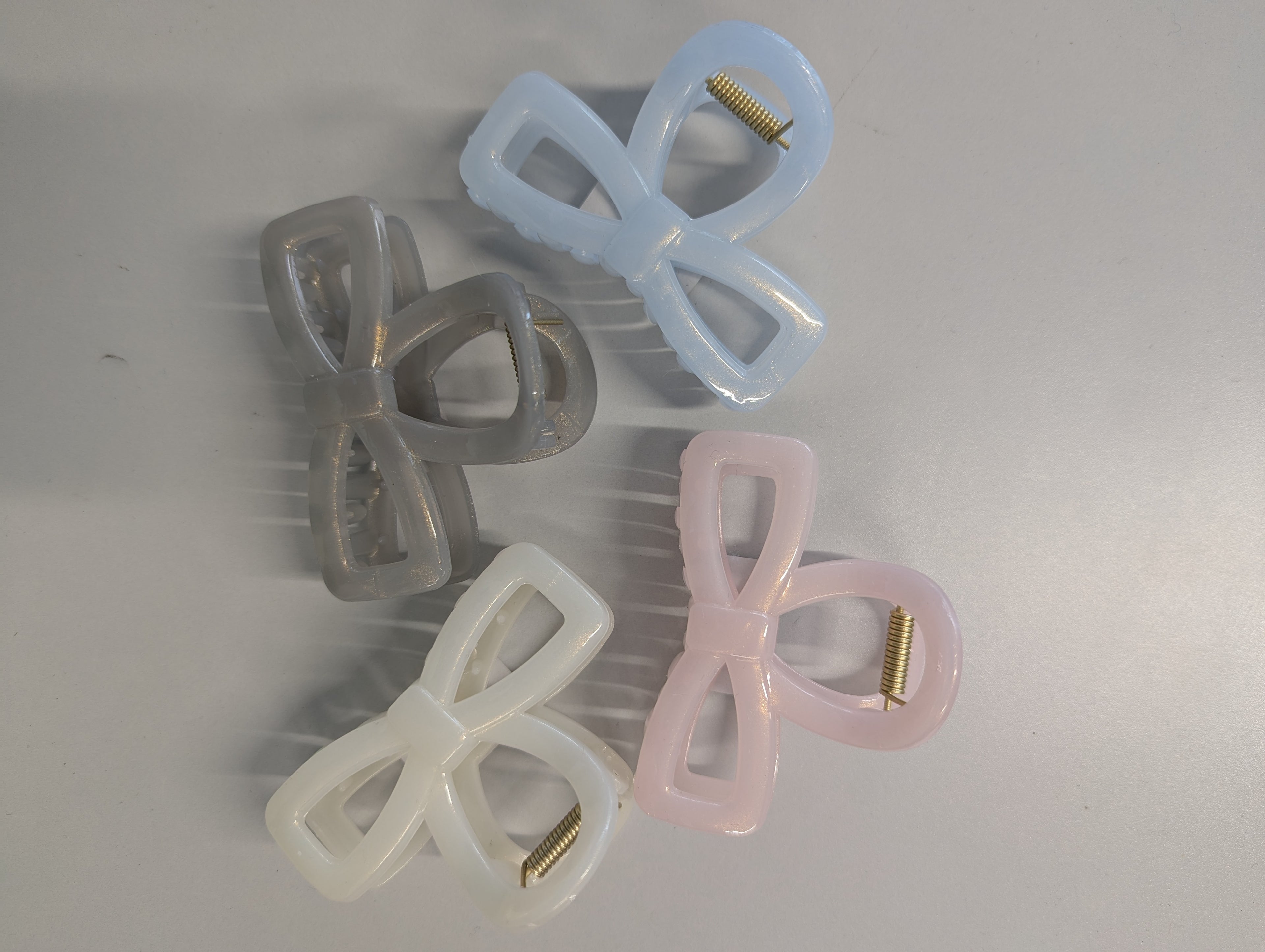 Bow-shaped hair claw clip